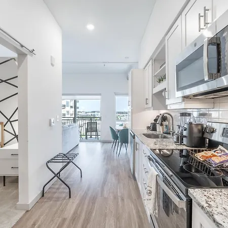 New Condo In Nashville, Pool Gym Rooftop & Laundry 5 Min From Broadway